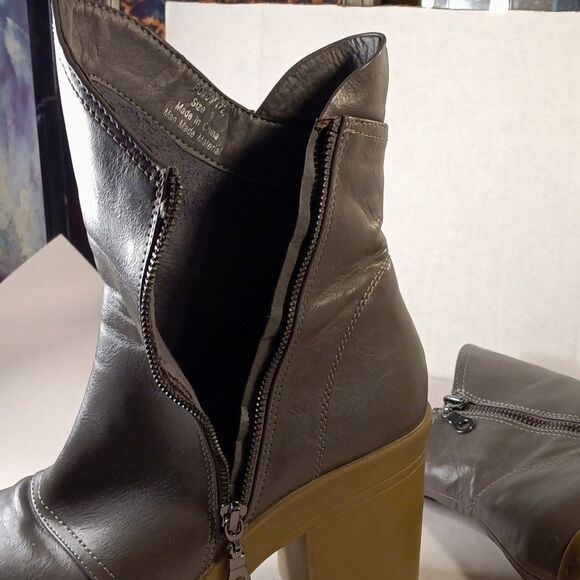 Journee Comfortfoam JAQUIE Vegan Leather Platform Bootie Sz 9 - Picture 8 of 9